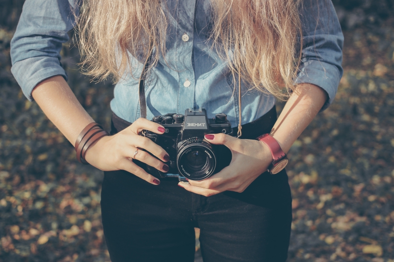 photographe-AUVARE-min_hand-person-girl-woman-camera-photography-614-pxhere.com